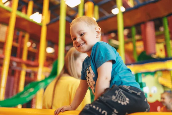 Счастливый Маленький Мальчик Смеется Парке Развлечений Мальчик Веселится Детском Саду — стоковое фото