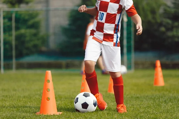 Giovane Ragazzo Che Frequenta Allenamento Calcio Sul Campo Scolastico Bambini — Foto Stock