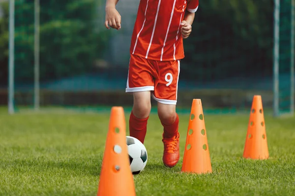 サッカーの練習中の男の子 若い選手は練習コーンの間にボールをドリブル サッカー練習の選手 サッカー夏合宿 — ストック写真