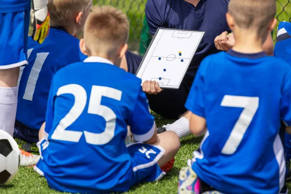 Спортивное Образование Школьников Молодой Тренер Объясняет Тактику Игры Детской Футбольной — стоковое фото