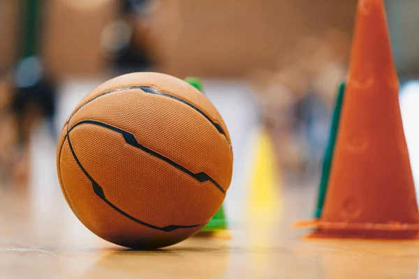Attrezzature Allenamento Basket Durante Sessione Allenamento Pallacanestro Coni Allenamento Giocatori — Foto Stock