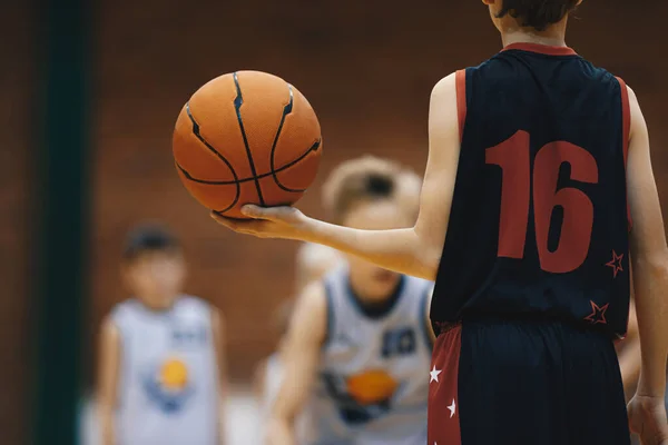Молодой Баскетболист Классическим Мячом Баскетболист Юниорского Уровня Мячом Баскетбольная Тренировка — стоковое фото