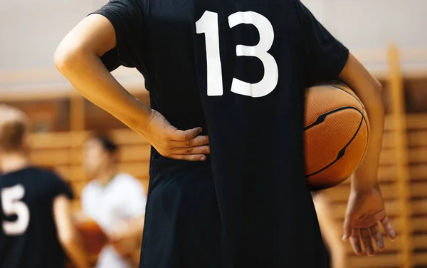 Pemain Basket Memegang Bola Sesi Latihan Basket Citra Dekat Basket — Stok Foto
