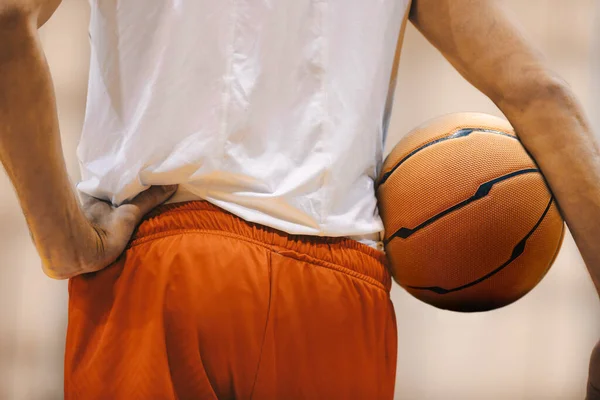 Баскетболист Держит Мяч Баскетбольная Тренировка Крупный План Баскетбола — стоковое фото