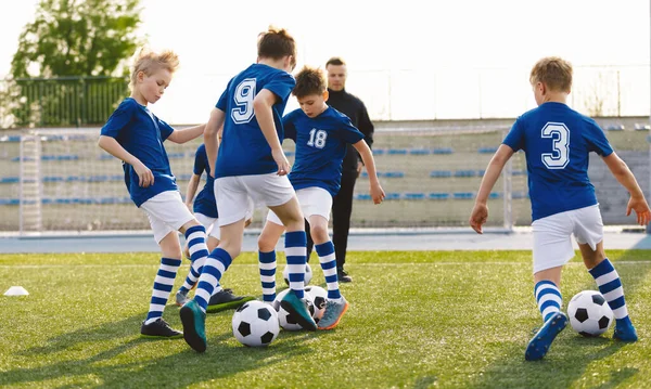 Счастливые Дети Тренировке Молодые Европейские Футболисты Дриблинг Болс Футбольные Юноши — стоковое фото