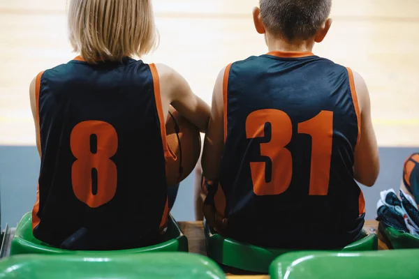 Два Хлопці Баскетбольній Команді Сидять Лавці Заміни Гравців Діти Грають — стокове фото
