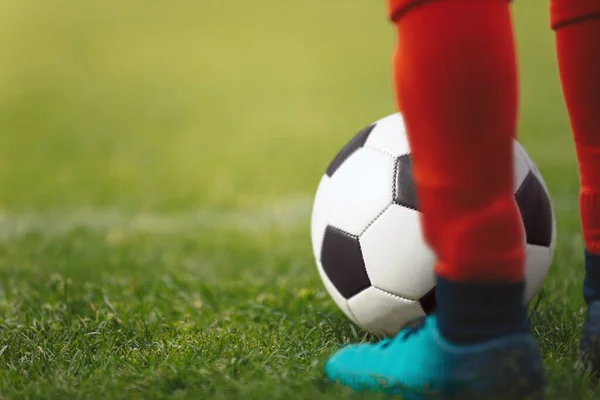 Μπάλα Ποδοσφαίρου Και Ποδοσφαιριστής Κόκκινες Κάλτσες Και Κορδόνια Στέκονται Γήπεδο — Φωτογραφία Αρχείου