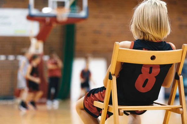 Giovane Giocatore Basket Ragazzo Seduto Panchina Sostituisce Attesa Entrare Gioco — Foto Stock