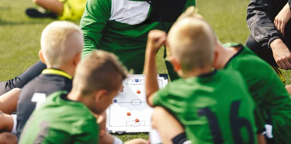 Escola Futebol Para Jogadores Juniores Crianças Ouvindo Conselhos Treinador Antes — Fotografia de Stock