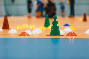Okuldaki Beden Eğitiminde Çocuklar. Kapalı alan Spor Eğitim Ekipmanı. Futsal Futbol Eğitim Mahkemesi. Bulanık Arkaplanda Koçları Olan Bir Gruptaki Çocuklar. 