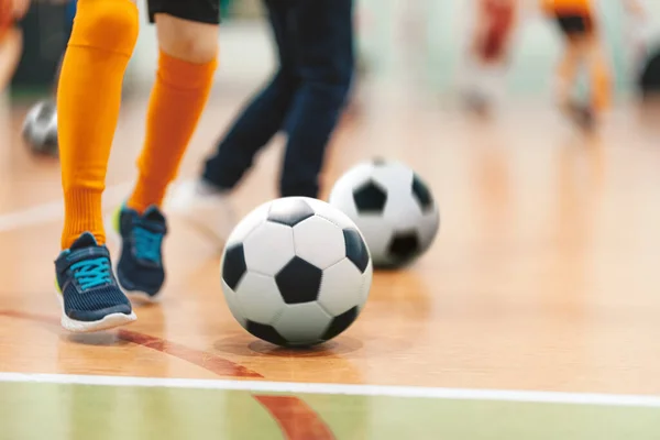Футбольный Мяч Помещении Тренировок Молодые Игроки Спортивной Практике Бега Шары — стоковое фото