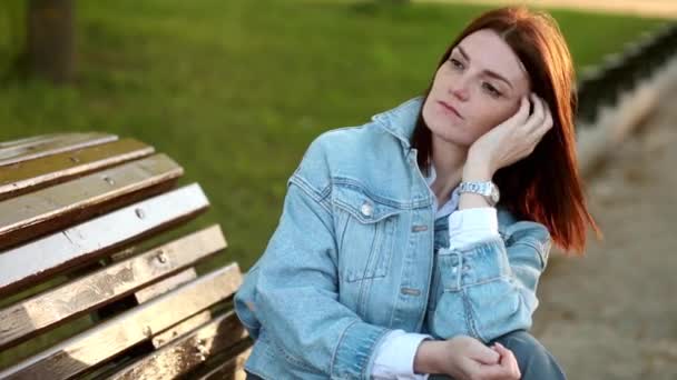 Femme assise sur le banc dans le parc — Video