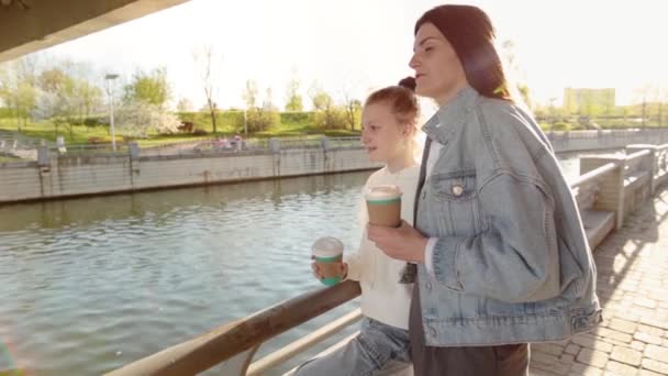 Mulher com café na ponte — Vídeo de Stock