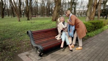 Bankta oturan iki kadın