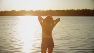 Suda duran kadın. Arka plan