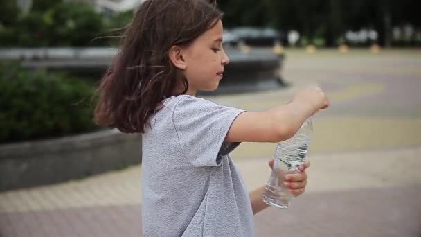 Bambino acqua potabile dalla bottiglia — Video Stock
