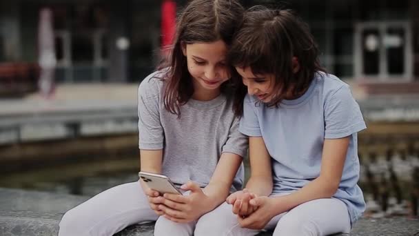 Дети делают селфи на смартфоне — стоковое видео