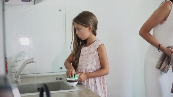 Kobieta zmywa naczynia z córką — Wideo stockowe