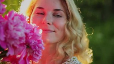 Yakın plan portre. Uzun saçlı, şakayık desenli bir kadın..