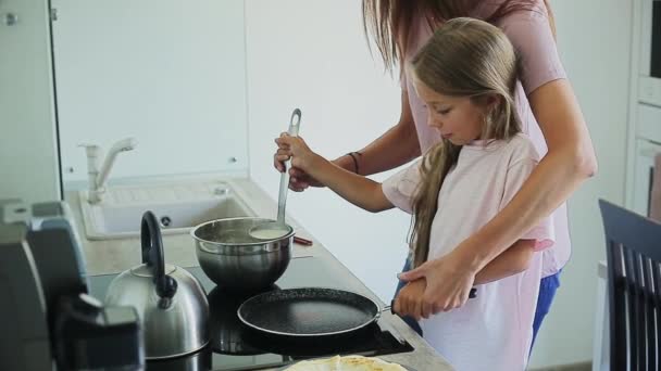 Mor och dotter matlagning i köket — Stockvideo