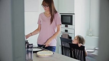 Anne ve kızı mutfakta yemek