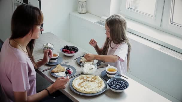 Lycklig mamma och dotter äter frukost tillsammans — Stockvideo
