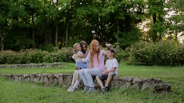 Keluarga bahagia duduk di taman — Stok Video