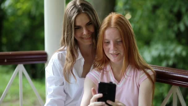 Młode kobiety robiące selfie przy użyciu telefonu — Wideo stockowe