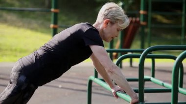 Yaşlı bir kadın oyun parkında ısınıyor..