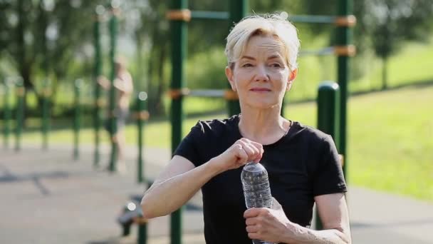 Mujer mayor con botella de agua — Vídeo de stock