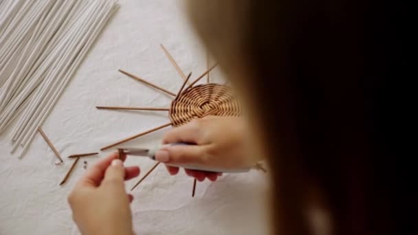 Mulher madura fazendo papel cesta de videira em casa — Vídeo de Stock