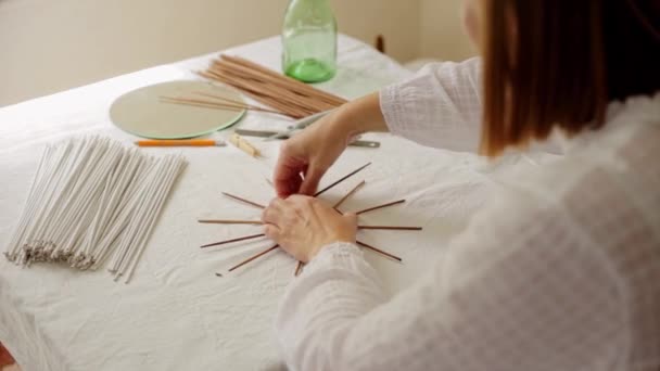 Volwassen vrouw het maken van papier wijnstok mand thuis — Stockvideo