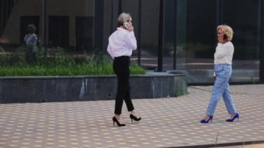 İş kadınları binanın önünde dururken el sıkışıyor