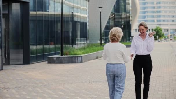 建物の前で握手をする実業家 — ストック動画