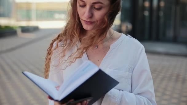 Woman reading book, turning sheets. — Vídeo de Stock