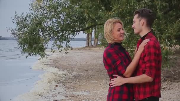 Mladý muž při pohledu na blond přítelkyně při stání na pláži — Stock video