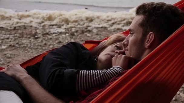 Happy girlfriend relaxing with boyfriend in hammock — Stock Video