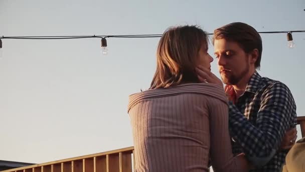 Casal olhando um para o outro durante o pôr do sol — Vídeo de Stock