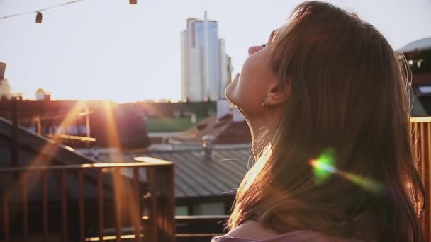 晴れた日に屋根の上で若い女性を笑顔 — ストック動画