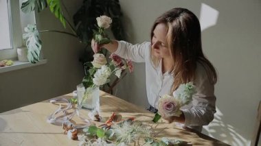 Masada çiçek düzenleyen kadın.