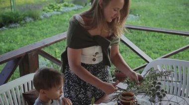 Anne ve oğul dekoratif saksı yapıyorlar.