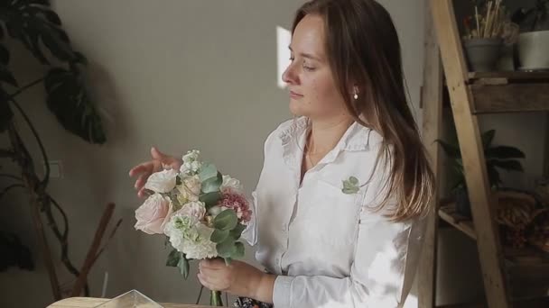 Masada çiçek düzenleyen kadın. — Stok video