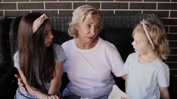 Babcia komunikuje się z dwoma wnuczkami — Wideo stockowe