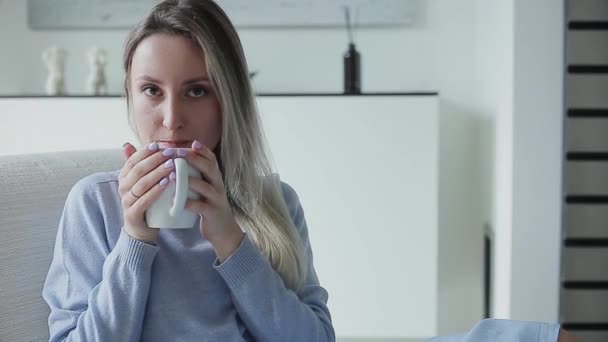 Menina bonita beber bebida quente — Vídeo de Stock