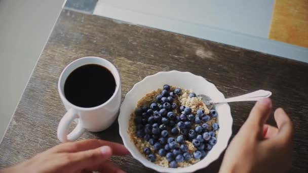 Ochtend ontbijt met bosbessen en koffie — Stockvideo