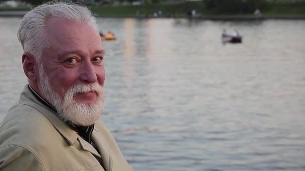 Senior pria berdiri di samping air — Stok Video