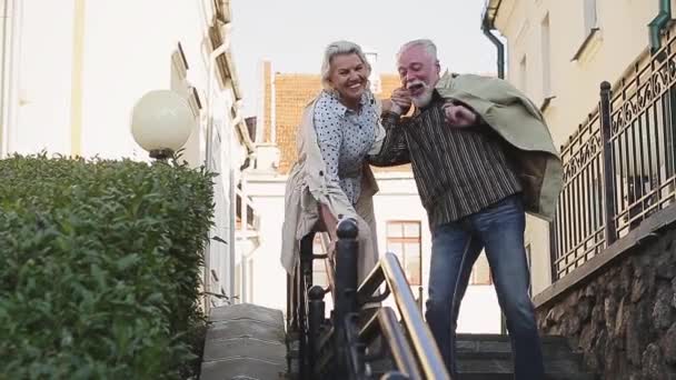Radosna kobieta stojąca z mężczyzną na schodach — Wideo stockowe