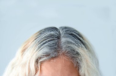 Mujer raiz pelo con canas tinte cabello rubio mostrar raves fondo claro cabez