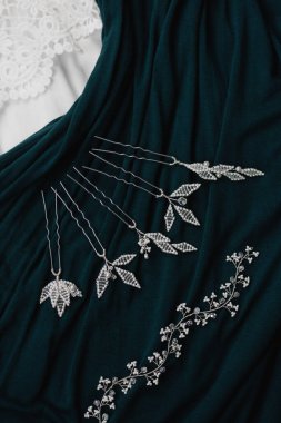 Beyaz düğün aksesuarları. 