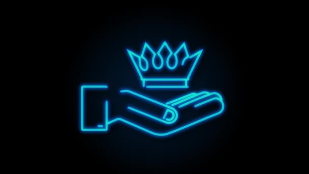 Neon kroon van koning opknoping over handen geïsoleerd op donkere achtergrond. Een gouden koninklijk icoon. Beweging Grafiek — Stockvideo